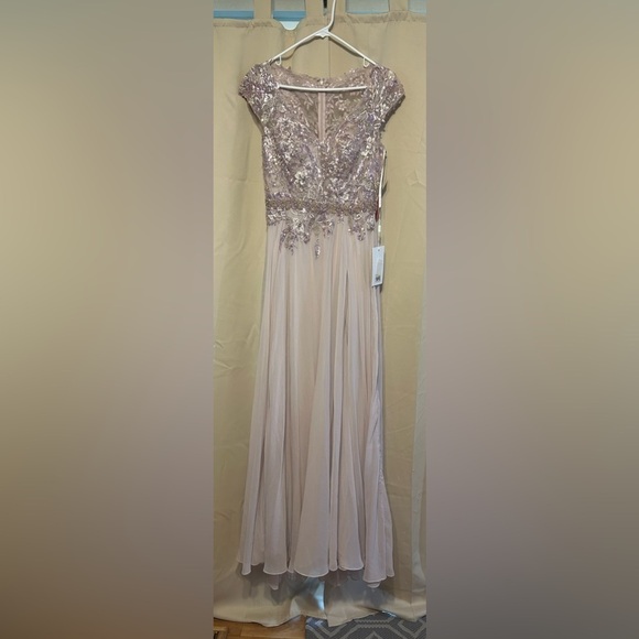 Mac Duggal 79365 NWT EMBELLISHED CAP SLEEVE BODICE FLOWY GOWN - Picture 4 of 8